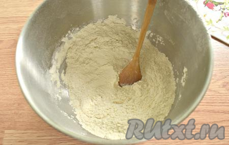 Прежде всего замесим тесто для мантов, для этого в объёмную миску просеиваем муку, всыпаем к ней половину чайной ложки соли и перемешиваем, образуя в центре муки углубление.