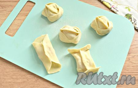 Лепим манты, ориентируясь на фото. Можно использовать свой способ лепки мантов.