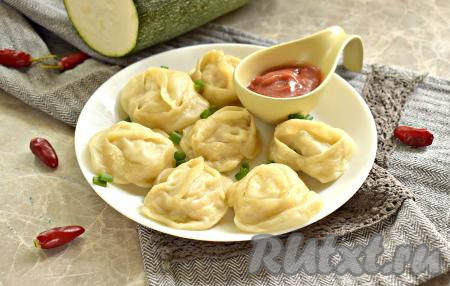 Выкладываем аппетитные манты с начинкой из мяса и кабачков на блюдо и подаём с любимым соусом. Я подала с томатным кетчупом.