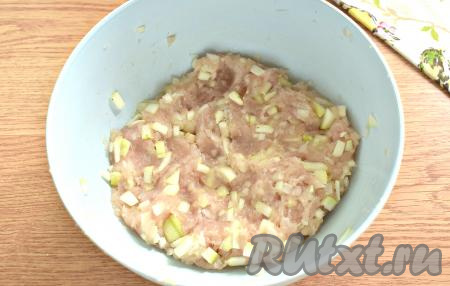 Перемешиваем фарш с кабачками, луком и начинка для мантов готова.