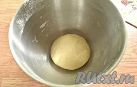 Ингредиенты сначала перемешиваем в миске, собирая в комок. Затем выкладываем получившийся комок теста на стол, присыпанный мукой, и вымешиваем тесто руками. Тесто для мантов должно получиться в меру плотным, эластичным. На время приготовления начинки тесто кладём в целлофановый пакет и убираем в холодильник.