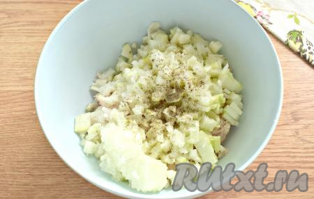 Очищаем кабачки от кожуры и семян. Нарезаем мякоть кабачка на маленькие кубики, перекладываем к фаршу. Очищаем лук, мелко его нарезаем и добавляем в миску к фаршу и кабачкам. По вкусу солим фарш с кабачками и перчим.