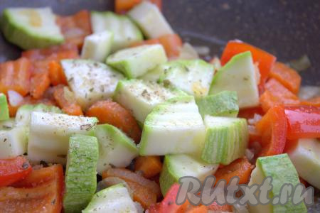 Кабачки тщательно вымыть (если у кабачка тонкая кожица и мелкие семена, тогда его можно готовить, не очищая от кожуры). Нарезать кабачок на четвертинки и выложить в сковороду с овощами, посолить и приправить по вкусу (я использовала дроблёную смесь перцев). Обжаривать овощи на среднем огне минуты 2-3, не забывая помешивать.