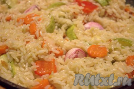 Чеснок промыть, убрать загрязнённую шелуху и, не очищая, разложить зубчики чеснока по всей сковороде. Выключить огонь, накрыть сковороду крышкой и дать настояться овощному рагу 10-15 минут. Можно дополнительно прикрыть сковороду полотенцем.