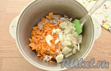 Нарезаем очищенную морковку на тонкие брусочки (или полукружочки). Очищенную луковицу нарезаем на небольшие кусочки. Выкладываем морковь с луком к обжаренным кусочкам курицы.