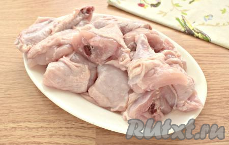 Курицу нарезаем на порционные куски среднего размера. Я использовала для тушения пару окорочков и крылышки.