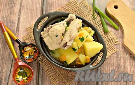 Это вкусное, сытное блюдо к столу лучше подавать в горячем виде. Курица получается сочной, хорошо пропаренной, а аппетитные, мягкие картошка с кабачками, которые тушились вместе с мясом, станут прекрасным гарниром. 