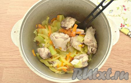 Немного убавляем огонь и тушим овощи с куриным мясом 10 минут, периодически перемешиваем.