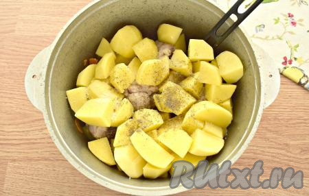 По истечении 10 минут к курице и овощам добавляем очищенный и нарезанный на крупные кубики картофель, по вкусу солим и перчим, можно приправить своими любимыми специями.