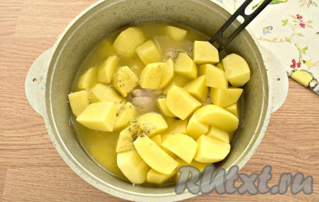 Содержимое в казане заливаем кипячёной водой так, чтобы она была немного ниже уровня картошки, перемешиваем.