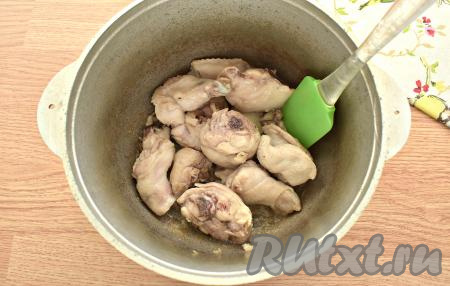 В казан (или в глубокую кастрюлю с толстым дном) наливаем растительное масло, разогреваем его на достаточно сильном огне, затем выкладываем куски курицы. На среднем огне обжариваем кусочки куриного мяса минут 8-10, периодически перемешивая.