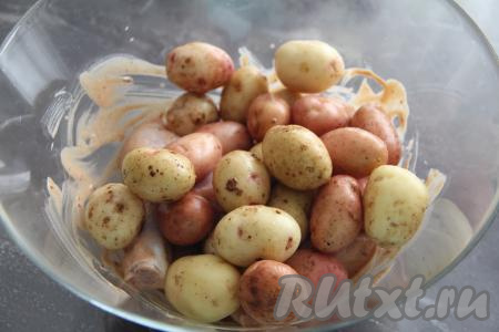 Затем к куриным ножкам в маринаде выложить молодую картошку. У меня была мелкая молодая картошка, поэтому я добавила её целиком. Если у вас картофель крупный, тогда разрежьте его на части.