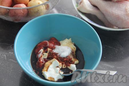 Для получения маринада соединить в миске сметану, майонез, томатную пасту и соевый соус, всыпать соль и приправу для курицы.