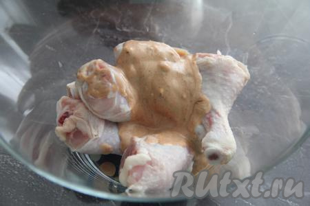 В глубокую миску выложить куриные ножки и маринад, перемешать, обмазывая кусочки курочки со всех сторон.