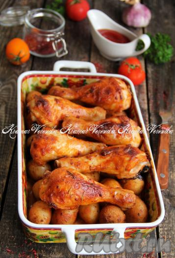 Накрыть форму фольгой и поставить в разогретую до 200 градусов духовку. Запекать 35 минут. Затем снять фольгу и запекать ещё 30 минут.&nbsp;