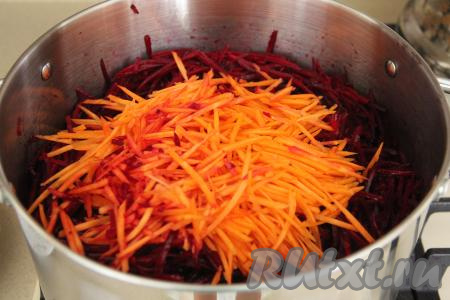 Морковку натереть на тёрке и добавить в кастрюлю, перемешать.