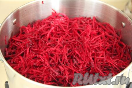 Овощи можно натереть на крупной тёрке, а я натирала их на тёрке для корейской моркови. Прежде всего натереть свеклу и выложить в большую кастрюлю, в которой будете варить салат.