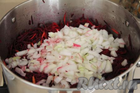 Затем добавить лук, нарезанный на средние кубики, перемешать.