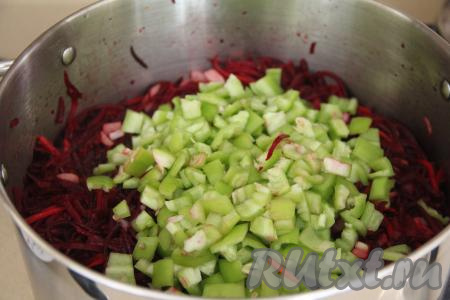 Перец, нарезанный на кубики, тоже выложить в кастрюлю и перемешать.