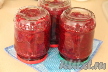 У меня получилось 3 банки по 800 миллилитров. Закрыть (или закатать) баночки с салатом крышками (крышки я предварительно прокипятила в течение 3 минут). Затем перевернуть банки вверх дном, укутать в тёплое одеяло (или плед), а после полного остывания переставить на хранение.