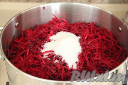 В кастрюлю со свеклой всыпать сахар и соль, влить растительное масло, перемешать и поставить на средний огонь.