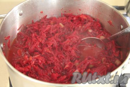 Готовый горячий свекольный салат разложить по стерильным банкам (я заранее простерилизовала банки на пару).