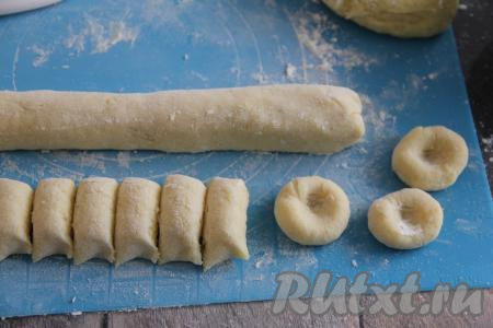 Разделить массу на две части и сформировать две длинные колбаски. Нарезать колбаски на кусочки. Затем из каждого кусочка сформировать шарик и вдавить его пальцем, получается очень красиво.