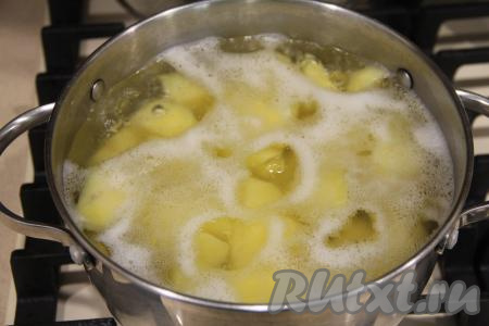 Картошку почистить, нарезать на примерно одинаковые кусочки, переложить в кастрюлю, залить полностью водой, поставить на огонь. После того как вода закипит, варить картофель в подсоленной воде до готовности (минут 20) на небольшом огне. Готовая картошка будет легко прокалываться ножом.