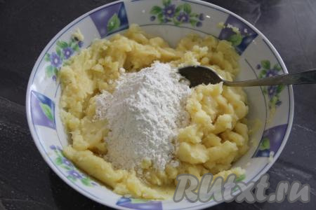 Всыпать муку.