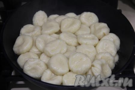 Готовые ленивые вареники из картошки достать шумовкой и можно подавать к столу. Я дополнительно переложила вареники в сковороду с растопленным маслом и перемешала.