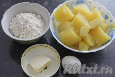 С картофеля слить отвар. Нам потребуется для приготовления ленивых вареников 500 грамм варёной картошки.