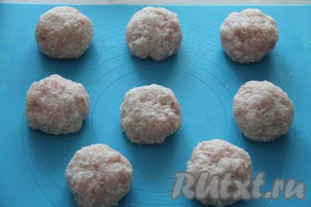 Разделить фарш на 8 частей и сформировать круглые котлетки.