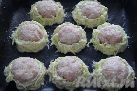 В серединку кабачкового кольца выложить котлетку из фарша. Таким образом сформировать все гнёзда.