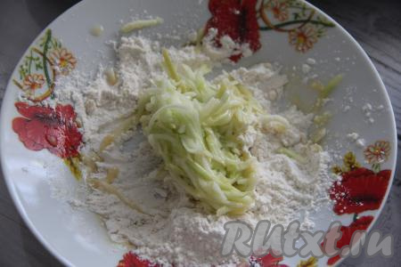 Затем эту часть кабачковой массы перенести в муку и обвалять.