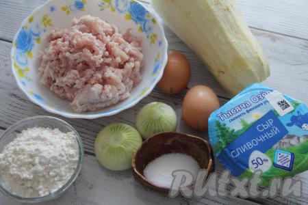 Подготовить продукты для приготовления гнёзд из кабачка с фаршем в духовке. Для приготовления гнёзд можно использовать любые кабачки. Я взяла крупный кабачок и, очистив его от семечек и шкурки, использовала только мякоть.