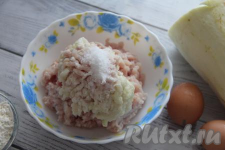 Фарш выложить в объёмную миску, добавить очищенную и пропущенную через мясорубку луковицу, всыпать соль и специи по вкусу.