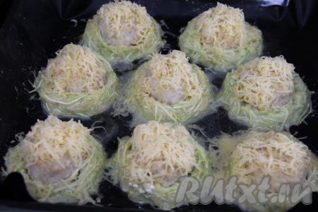 Поставить противень в разогретую духовку и запекать гнёзда из кабачка с фаршем при температуре 200 градусов минут 30. Затем достать противень и посыпать кабачковые гнёзда натёртым сыром. Запекать ещё минут 15 (до золотистости сыра).