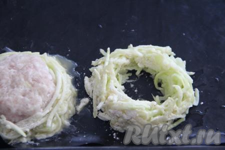 Выложить подготовленную кабачковую массу на противень, застеленный ковриком для выпечки (или смазанный маслом), сформировав кольцо.