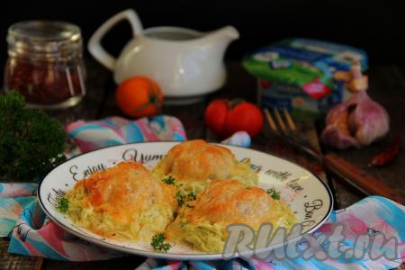 Достать гнёзда из кабачка с фаршем и сыром из духовки, переложить на тарелку и подать к столу. Очень вкусно и сытно, попробуйте!