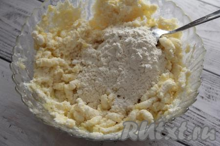 Всыпать муку и соль.