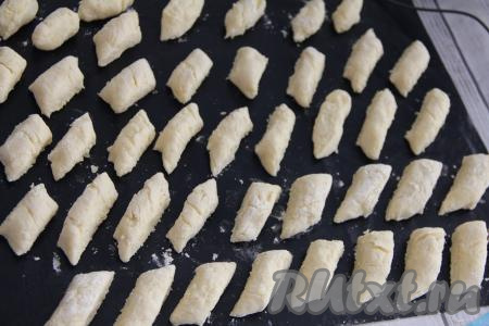 Вот такие заготовки ленивых вареников с картошкой и творогом получились. В таком виде часть вареников можно заморозить впрок.