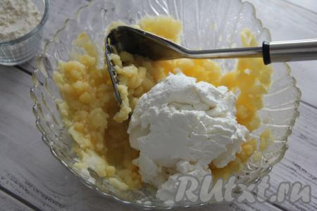 В получившееся картофельное пюре добавить творог, перемешать до получения однородной картофельно-творожной массы.