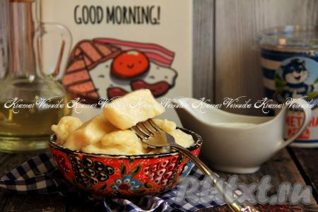 Ленивые вареники, приготовленные из картошки с творогом, с помощью шумовки достать из кастрюли и подать к столу, дополнив сметанкой или растопленным сливочным маслом.