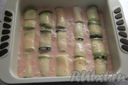 Влить томатно-сметанный соус в форму поверх кабачковых голубцов и поставить в разогретую духовку. Запекать минут 40 при температуре 180 градусов.