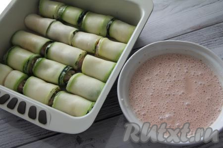 Для получения соуса в миске соединить сметану, томатную пасту и воду, хорошо перемешать томатно-сметанный соус.&nbsp;