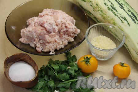 Подготовить продукты для приготовления голубцов из кабачков и фарша в духовке. Зелень и помидор (я взяла 3 черри) вымыть. Кабачок нужно брать молодой, с мелкими косточками и тонкой кожицей.