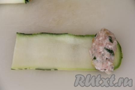 На один конец кабачкового слайса выложить 1 столовую ложку начинки.