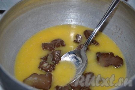 Шоколад поломать на кусочки, растопить вместе со сливочным маслом.