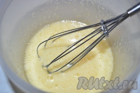 Яйца взбить с сахаром и солью.