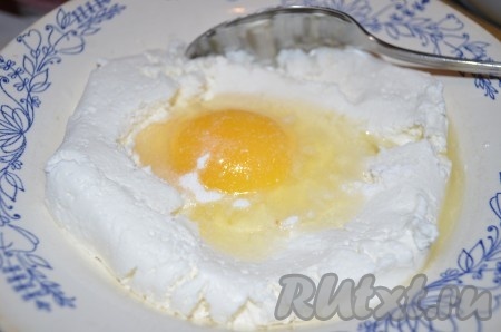 Для творожной начинки тщательно перемешать творог, яйцо, сахар и ванилин.